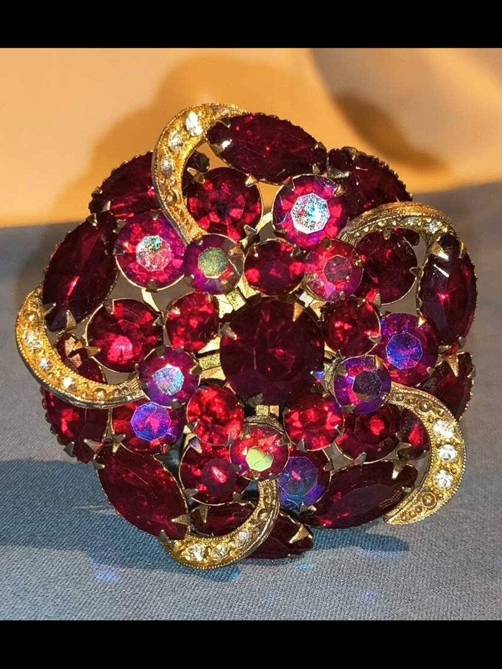 ​Vintage 1950s 3D Layered Fuchsia AB Rhinestone Brooch Pin (Unsigned)
